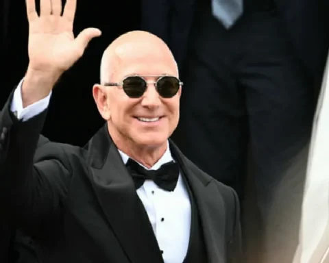 amazon-founder-jeff-bezos-in-talks-to-join-consortium-seeking-30-stake-in-liverpool-TeYF53lD.webp