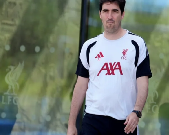 andoni-iraola-backs-backroom-staff-to-help-cure-liverpools-set-piece-ills-AFqpJ8bB.webp