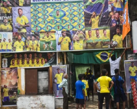 i-root-for-underdogs-football-fans-who-dont-support-their-home-country-R8TG6QaM.webp