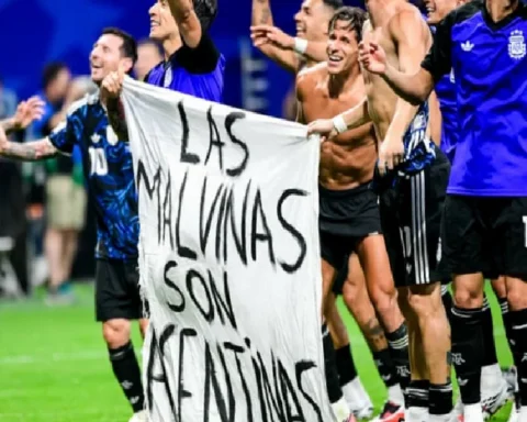 keir-starmer-wants-fifa-investigation-into-argentina-players-who-held-falklands-banner-UkEzJsNk.webp