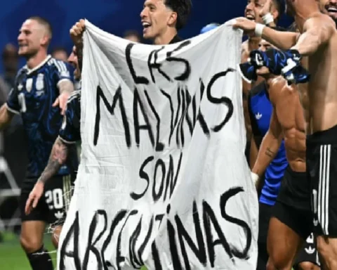 malvinas-are-argentinian-world-cup-holders-celebrate-win-over-england-with-falklands-banner-PIASriqQ.webp