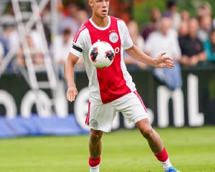 newcastle-close-in-on-signing-ajax-generational-talent-sean-steur-for-23m-WJXPPq5f.webp