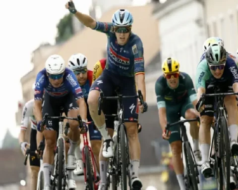 tim-merlier-surges-to-tour-de-france-2026-hat-trick-on-stage-12-but-crash-cBTa7grJ.webp