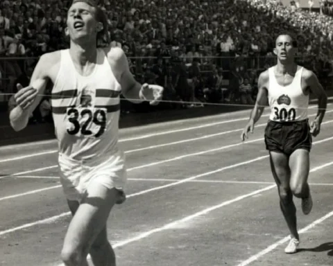 archive-1954-roger-bannister-wins-the-miracle-mile-at-the-commonwealth-games-sqcEt8tg.webp